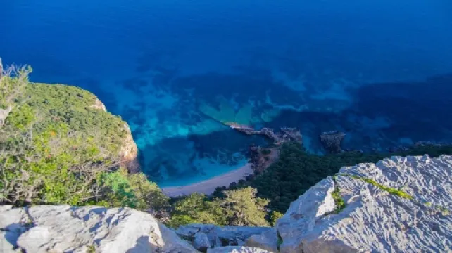 Attic with sea view just 30 meters from the beaches with parking space in the courtyard!