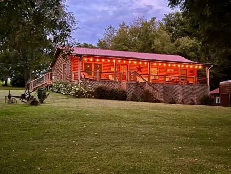 "River House" Log Cabin Nestled near the Red River