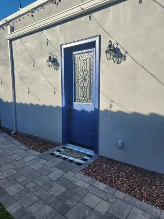 Modern Apartment Located in the Beautiful Groves Area Отели рядом с достопримечательностью «Commemorative Air Force Museum»