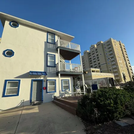 1 Bedroom / 1st floor Beachside House