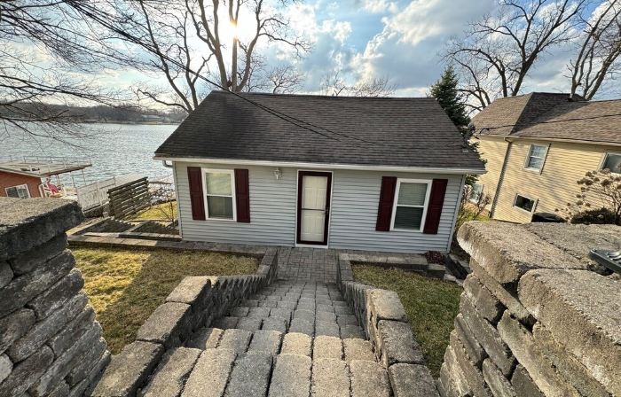 Charming Cottage on Lake Shafer-optional Pontoon! Screened gazebo and swim deck!
