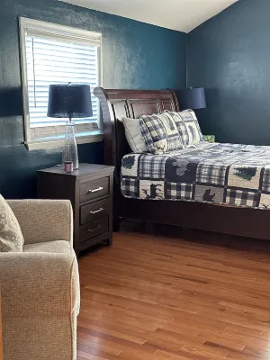 Rustic cozy  large 1-bedroom, Queen Size Bed Hotels near The Bull Farm Antiques