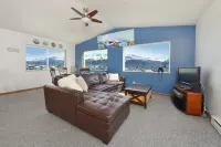 Lovely Dockside Apartment! Located right in the Harbor!