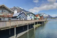 Lovely Dockside Apartment! Located right in the Harbor!
