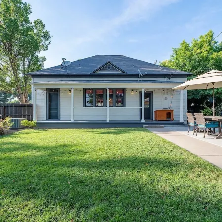 Historic Visalia 3br/2ba - Walk to Downtown