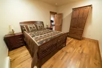 Luxurious cabin on the Yellowstone River with Pond, Five Miles from Chico