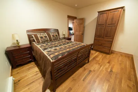 Luxurious cabin on the Yellowstone River with Pond, Five Miles from Chico