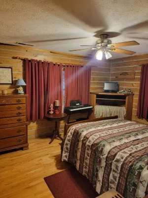 Large Log Cabin Minutes From Lake Barkley and Land Between the Lakes Cadiz, KY