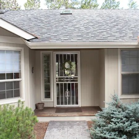 Single Level Comfy Sunriver Home With Open Floor Plan & Close To Ft Rock Park