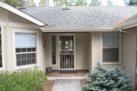 Single Level Comfy Sunriver Home With Open Floor Plan & Close To Ft Rock Park