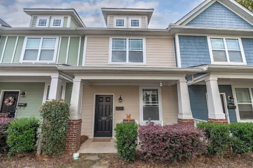 Charming Townhome,PRIME LOCATION,Historic,Mins to USC,TVs,Parking,Fireplace,W/D