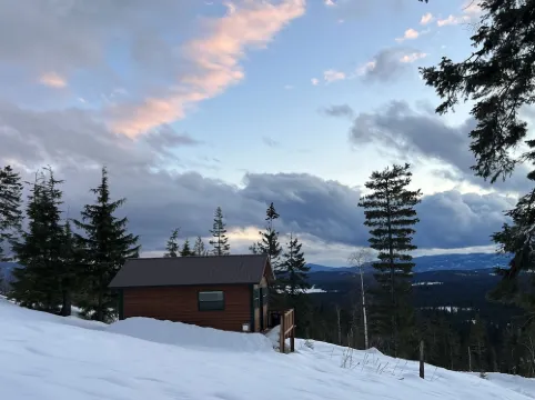 Montana cozy cabin with million $ views of Flathead Valley, 30 miles to Glacier