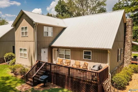 Gunter Lodge-Waterfront on Beautiful Lake Guntersville