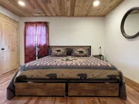 4 min 2 Casino, Romantic Getaway, Soaking Tub, 2 King Beds, Near Polar Express