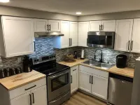 Quaint recently renovated house walking distance to  Lake Shore Park.