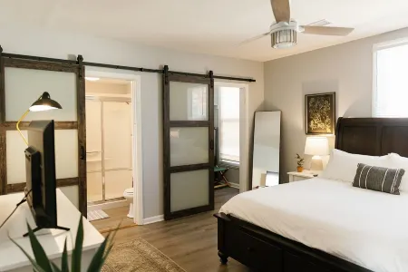 "The Homestead" UPSCALE STAY - Downtown with Yard