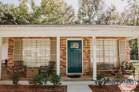 Southern Exposure - w/Golf Cart!! Close to Beach & Downtown Ocean Springs! Отели рядом с достопримечательностью «Шелл»