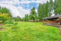 Close to downtown Oregon City, King Bed, Fire Pit, fireplace and a huge backyard