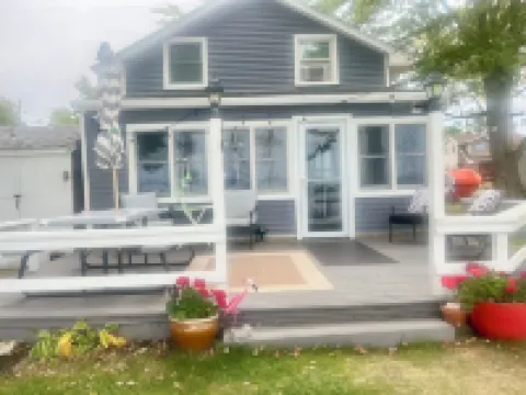 Wampler’s Lake Adorable 3-bedroom Lakefront Cottage 🏡🐟🛶☀️ Hotels in Lenawee County