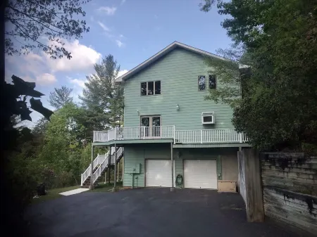 Bear Creek-Mountain views, decks that surround, and 3 creeks to discover!