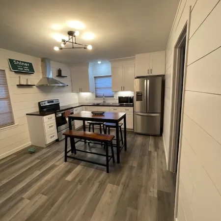 Pet friendly 2/1 home - 1 block to downtown Shiner