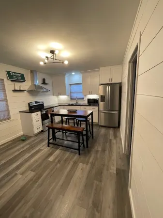 Pet friendly 2/1 home - 1 block to downtown Shiner