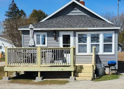 2bed 1bath LAKE MI Fishing Cabin WiFi AC Deck Firepit Kayaks Paddle Boat Dock #7