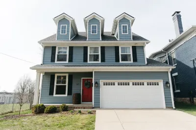 "King's Quarters" Modern Urban Stay - Downtown LEX Hotels near The Lexington Cemetery