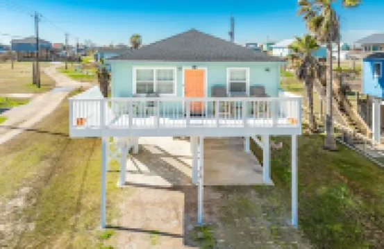 Pet Friendly - Walk to the Beach, Cozy Home