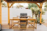 Private pool & house-10 min from the park. SALTWATER Pool and SPA, EV Charger.