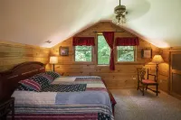 🐾 Bobcat Run - real log cabin w/ huge hot tub! Near Watauga Lake 🚤 & River 🐟 Hoteles en Municipio de Laurel Creek