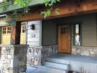 Cozy Home steps from Town Center, with a Stunning View of the Mountains!