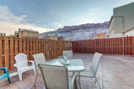 PetFriendlyHome/Private HOT TUB with a lots of space to relax inside and outside