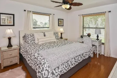 Burnt Store Isles Golf Home, W/Hot Tub/King Bed/Fast WIFI/Unbeatable Location
