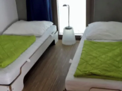 House on the Havelbogen directly on the water with canoe and jetty, garden apartment Hotéis em Werder