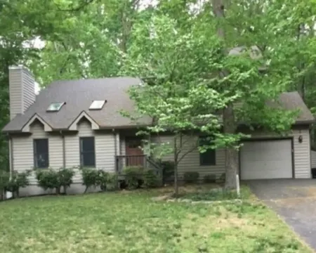 Centrally located retreat in Massanutten Resort. Hot tub and game room! Hotels in Massanutten