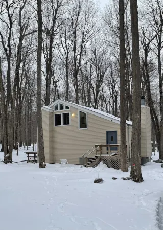 Cozy, Relaxing, Getaway house in Big Bass community Poconos-3 mins walk to lake