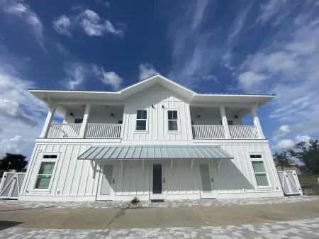 Beautiful condo in walking distance to both the town center and the Bay!