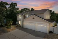 Peaceful Family Vacation! Private Pool, Jacuzzi Hotels near Walmart Supercenter