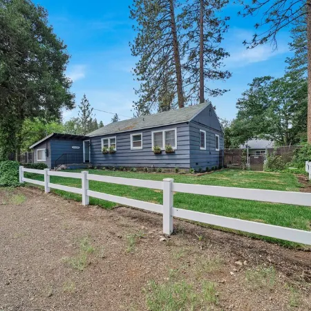 Burney Falls Bungalow - Comfy Atmosphere - Great Location!