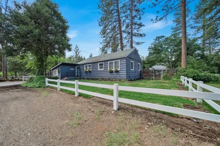 Burney Falls Bungalow - Comfy Atmosphere - Great Location!