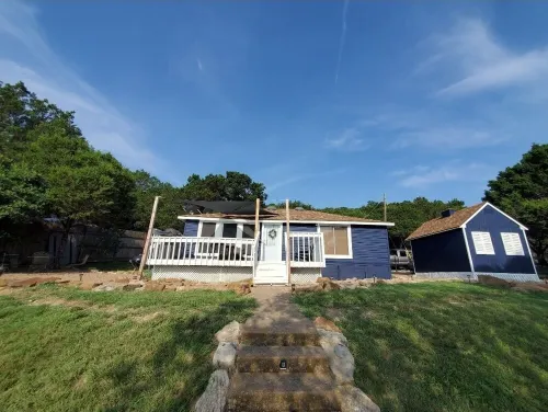 Wet Feet Retreat! Lake front cabin in quiet cove.
