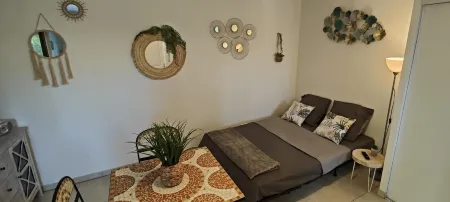 Studio à 150 m de la Plage D'agosta et des Commerces Отели в г. Альбитречча