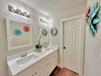 Grandscapes! Centrally located near The Colony Shoreline, No Chores