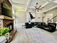 Welcome to Our Spacious 3,000 Sqft Home with a Main Floor Master. Hotel a Lenexa