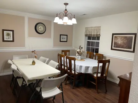Country Charm! Billiards and Ping Pong Table & Sunroom, Spacious & Sleeps 14!