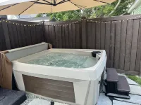 The Reminisce! 5/3, Downtown, Hot Tub, Fenced Yard, Fire Table, Free Parking,Lux