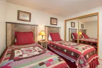Exceptional Home Near SR Village /  Best Rates! / Hot Tub / SHARC  / Wi Fi / AC