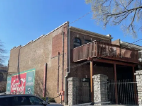 The Top Shelf on the Bourbon Trail in Historical Downtown Versailles ウッドフォードのホテル