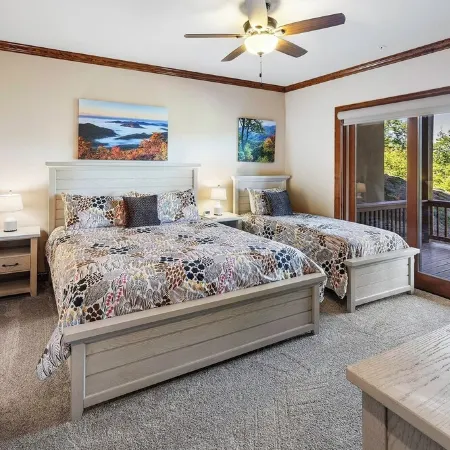 New Modern Mountain Condo with Vista Mountain Views, Large Deck, Washer & Dryer!